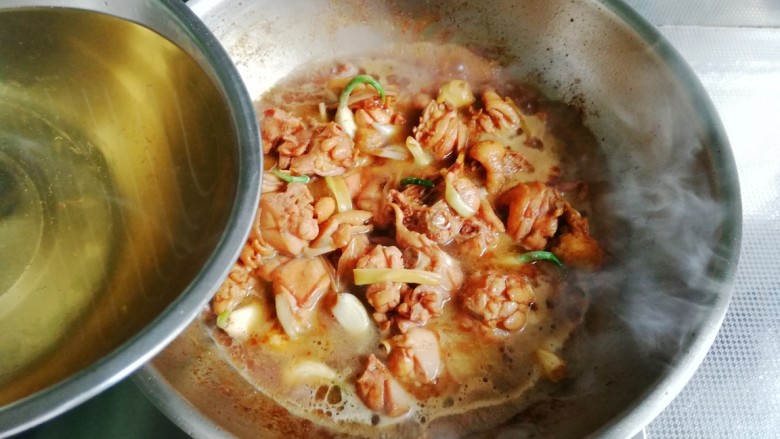 大盘鸡,加入热水,不落过食材为好