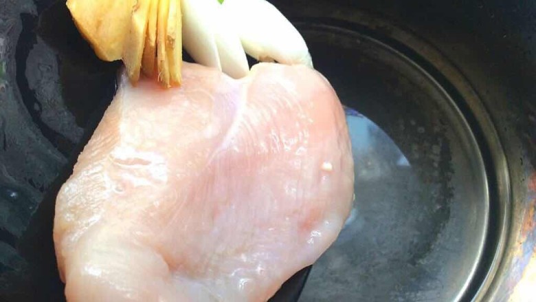 凉拌鸡丝,取锅加凉水放入鸡脯肉,葱姜