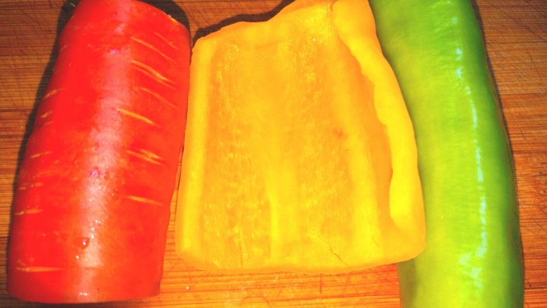 凉拌鸡丝,<a style='color:red;display:inline-block;' href='/shicai/ 25'>胡萝卜</a>,青黄椒洗净