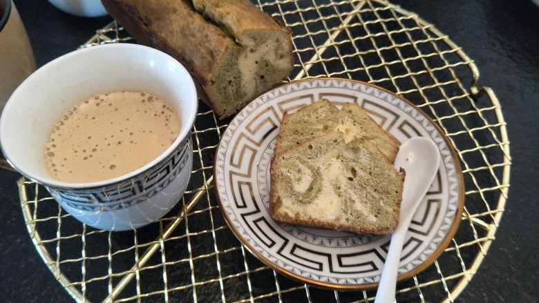 抹茶大理石磅蛋糕,悠闲生活。冰冰凉凉的磅蛋糕,配上一杯温热的咖啡OK的。