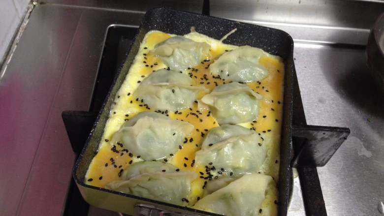 香菜抱蛋饺,
煎至水干时倒入蛋液,撒入少许黑芝麻