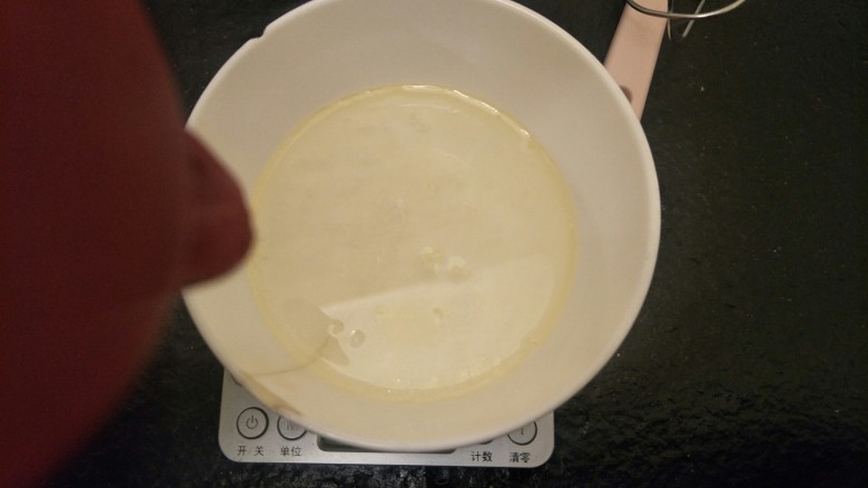 绵软细腻戚风蛋糕,加入热水(50度到80度之间)