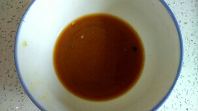 海米腐竹炒黄瓜,小碗中放入一勺<a style='color:red;display:inline-block;' href='/shicai/ 788'>生抽</a>,适量淀粉,适量清水,调匀