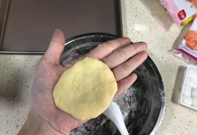 芝士爆浆仙豆糕,取一面团,擀薄