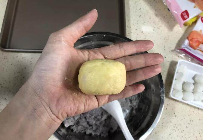 芝士爆浆仙豆糕,包好后弄成正方形、长方形