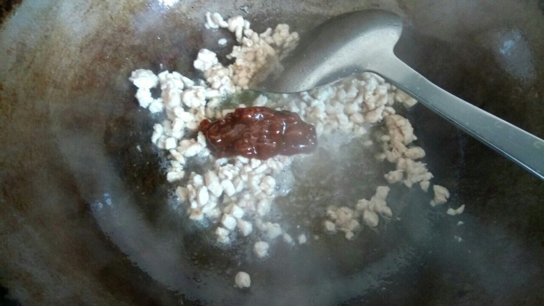 肉沫粉丝烧白菜,放入一勺海天黄豆酱(喜欢吃辣的还可以把海天黄豆酱换成郫县豆瓣酱)