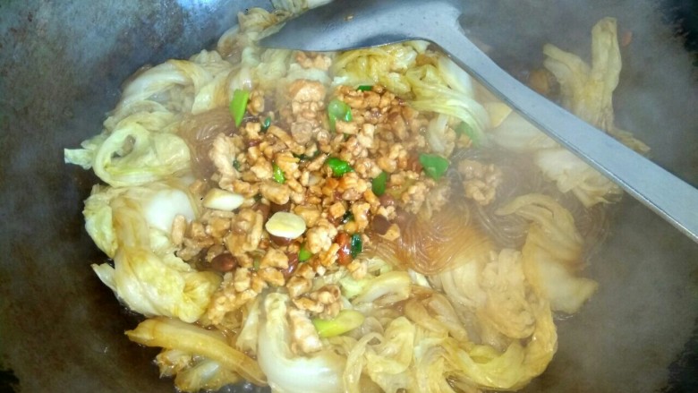 肉沫粉丝烧白菜,放入肉沫