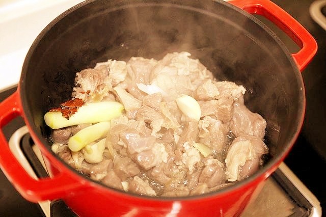 红焖羊肉,炒出香味后,将羊肉放入锅中翻炒均匀。。