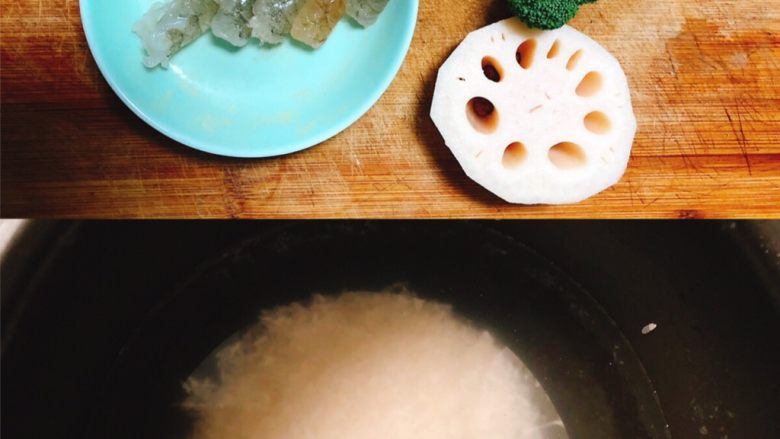 鲜虾莲藕蒸糕,蒸一锅米饭,鲜虾5只,莲藕1片(厚一点),西兰花30g,鸡蛋1个!