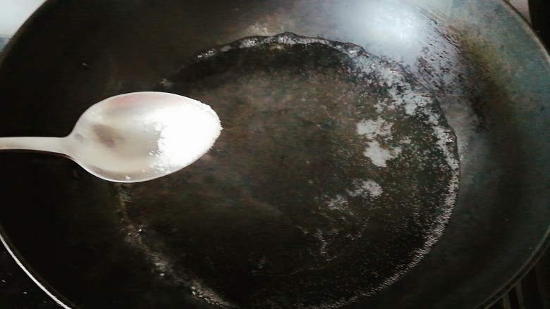 脆皮豆腐(煎豆腐),水里加适量盐