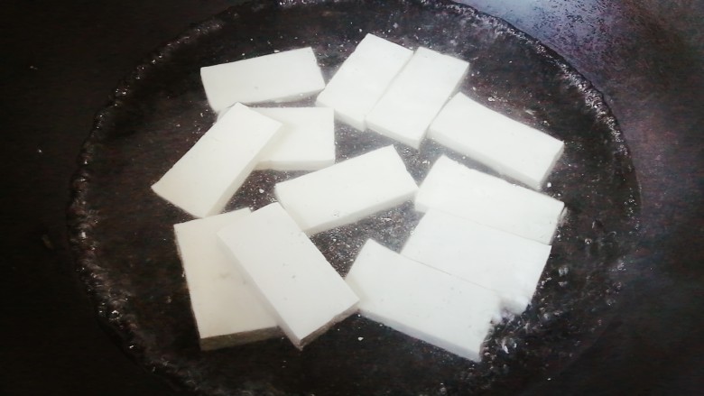 脆皮豆腐(煎豆腐),水开后豆腐焯2分钟
