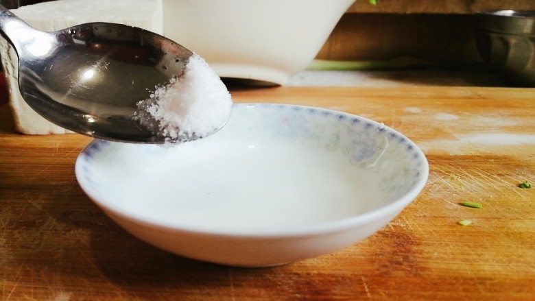 脆皮豆腐(煎豆腐),碟子里加入盐