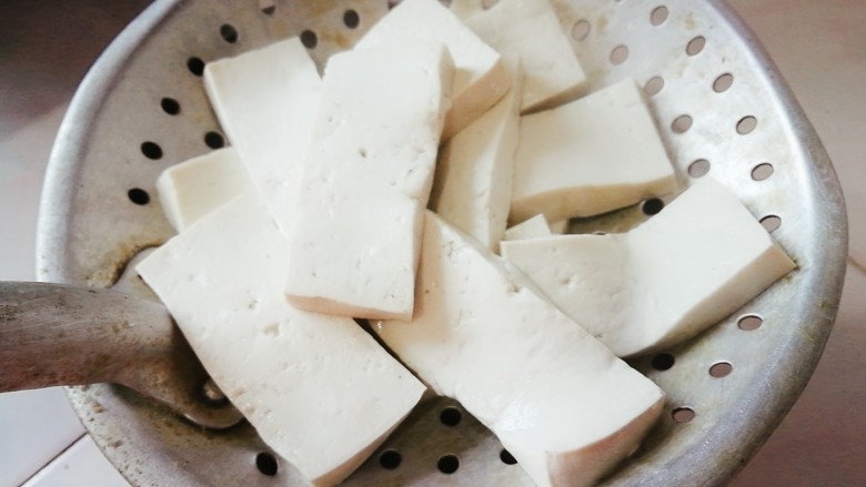 脆皮豆腐(煎豆腐),捞出控水