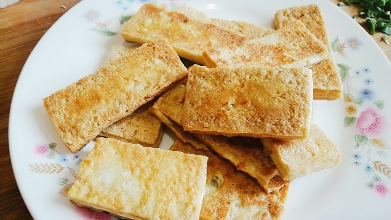 脆皮豆腐(煎豆腐),装盘备用