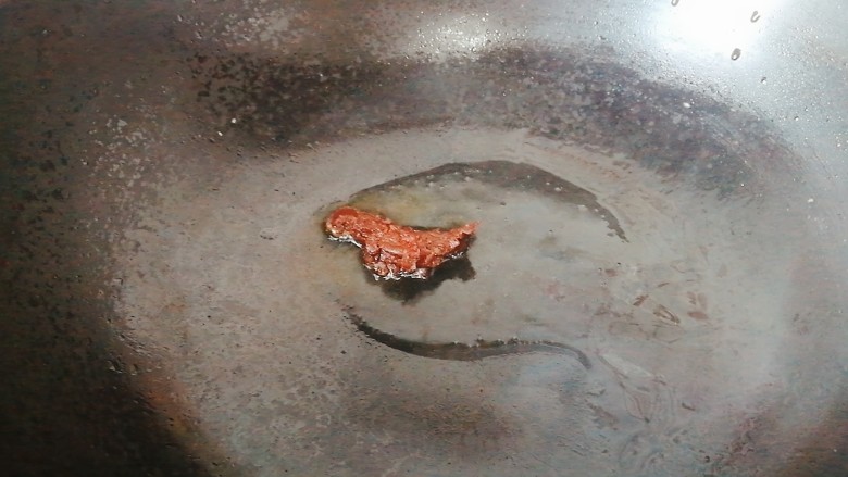 脆皮豆腐(煎豆腐),热锅凉油放入<a style='color:red;display:inline-block;' href='/shicai/ 705'>豆瓣酱</a>(全程小火)