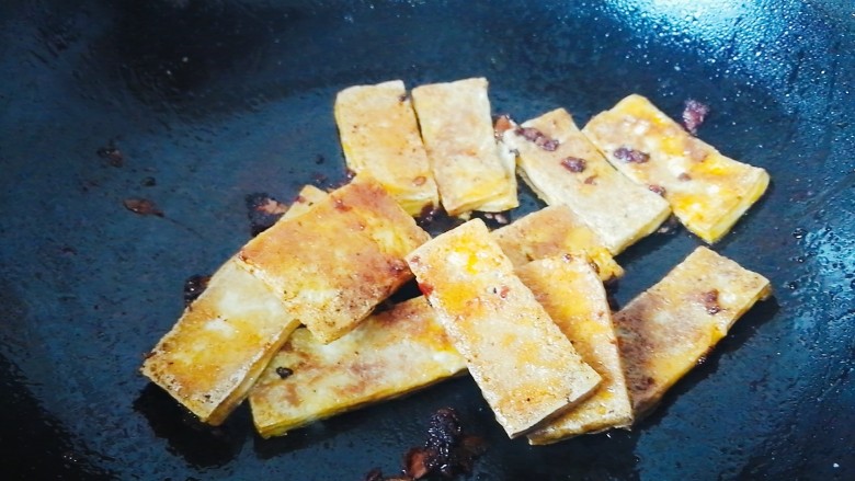 脆皮豆腐(煎豆腐),倒入豆腐块