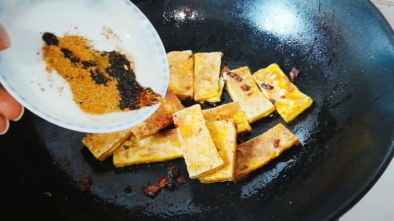 脆皮豆腐(煎豆腐),倒入备好的调料
