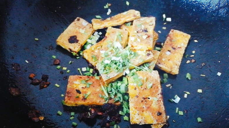 脆皮豆腐(煎豆腐),出锅前撒着蒜苗