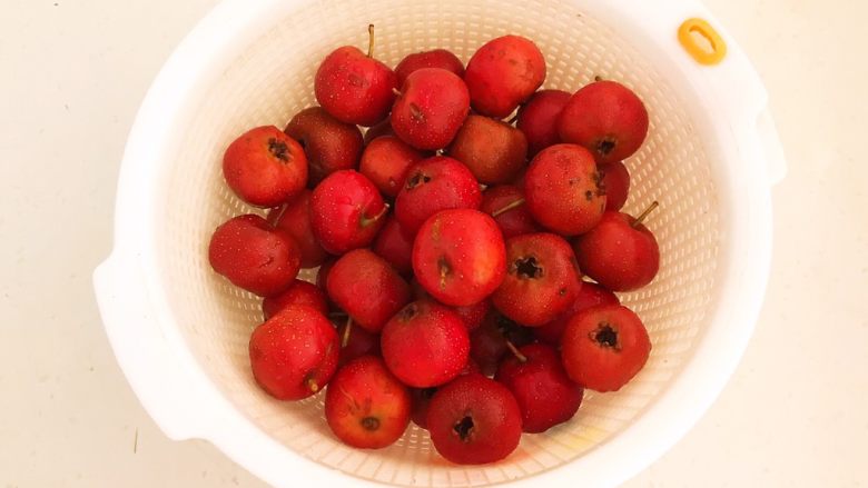 美味小零食 糖霜山楂,把<a style='color:red;display:inline-block;' href='/shicai/ 599'>山楂</a>清洗干净
