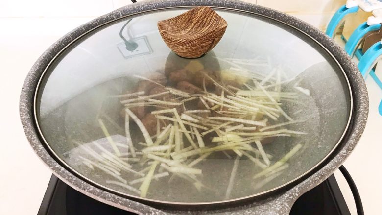 清炖冬瓜牛肉丸,盖上锅盖,大火烧开后小火慢烧20分钟