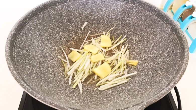 清炖冬瓜牛肉丸,油烧热后加入葱丝和姜片,煸炒出香味