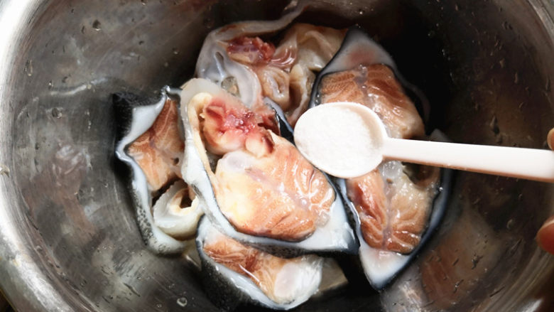 葱油海参斑,再倒入食盐,拌匀腌制15分钟,