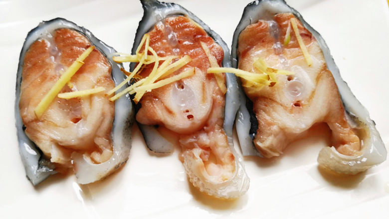 葱油海参斑,<a style='color:red;display:inline-block;' href='/shicai/ 37'>姜</a>切丝,摆在海参斑上,