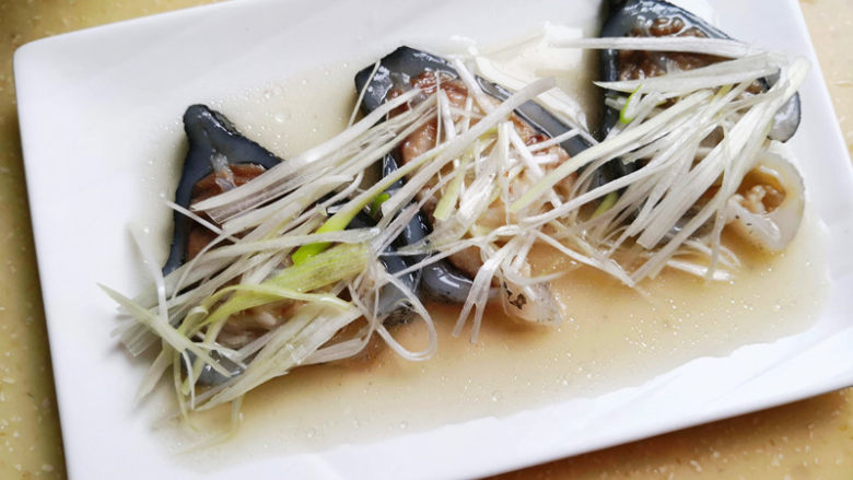葱油海参斑,蒸好后取出来,去掉姜丝,摆上<a style='color:red;display:inline-block;' href='/shicai/ 3250'>葱</a>丝,