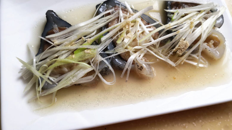 葱油海参斑,撒上少许白<a style='color:red;display:inline-block;' href='/shicai/ 720'>胡椒粉</a>,