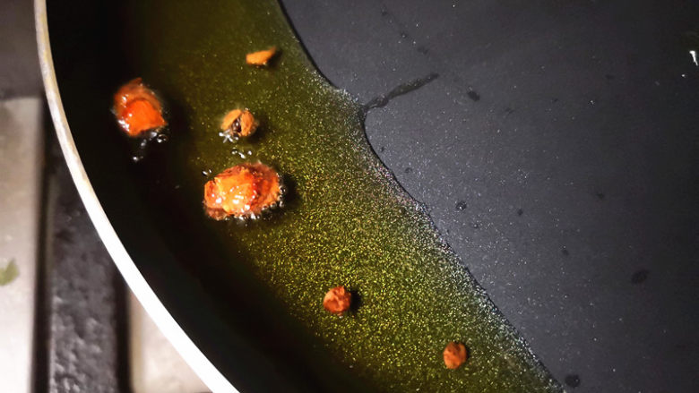 葱油海参斑,锅里放入食用油,油热后放花椒和大料爆香,