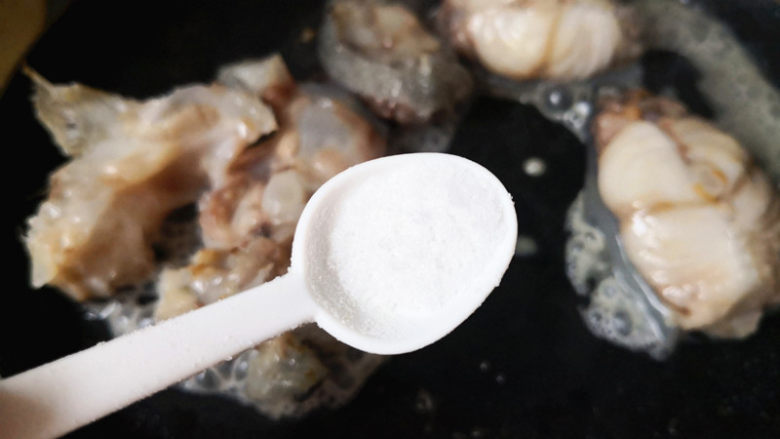 香煎海参斑,煎至鱼定型后,将少许食盐均匀地撒在鱼片的两面,