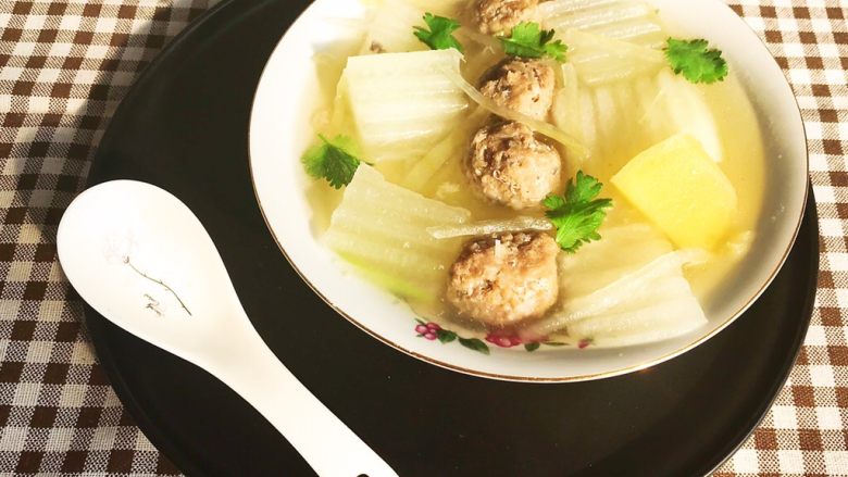 清炖冬瓜牛肉丸,清炖冬瓜牛肉丸冬瓜清淡,牛丸香嫩,这是一道非常适口的清淡菜品~
