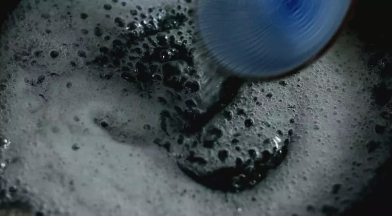 自己炒的糖霜山楂,酸甜可口,味道不比外面卖的差,搅拌至糖开始冒小泡且粘稠,加入白醋迅速拌匀