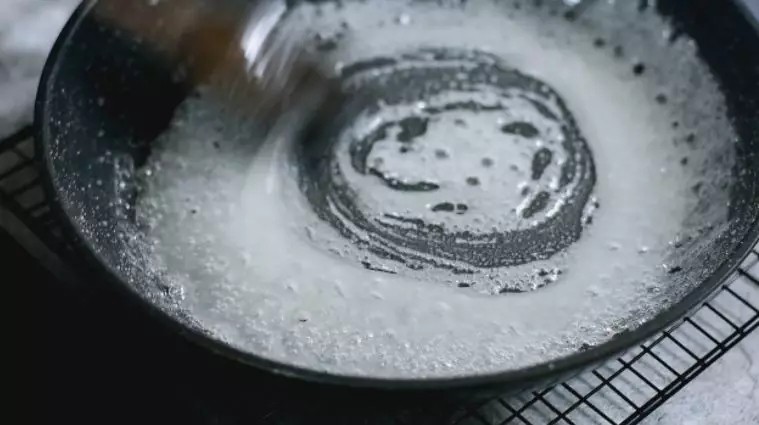自己炒的糖霜山楂,酸甜可口,味道不比外面卖的差,离火,继续搅动至糖浆变白