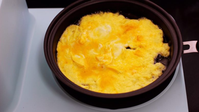 补钙又营养的虾仁豆芽蛋炒饭,东菱早餐机锅烧热后倒入15克<a style='color:red;display:inline-block;' href='/shicai/ 849'>花生油</a>烧热,把打散的鸡蛋炒熟盛出备用。