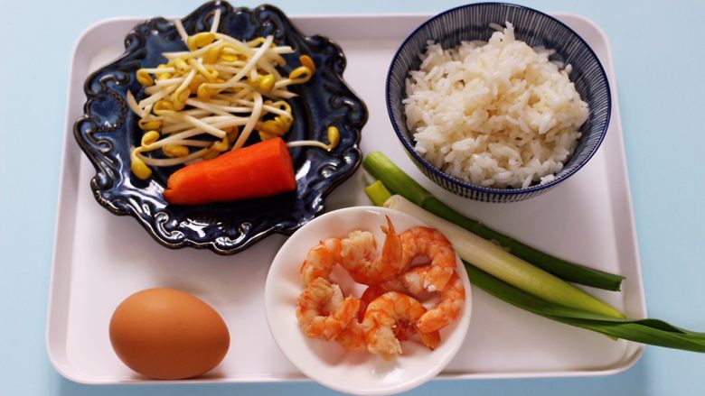 补钙又营养的虾仁豆芽蛋炒饭,首先备齐所有的食材,<a style='color:red;display:inline-block;' href='/shicai/ 287'>虾仁</a>提前去虾线后煮熟去皮备用。