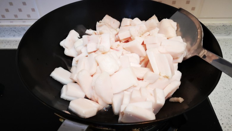 炼猪油(靠油),放入切好的猪肥膘
