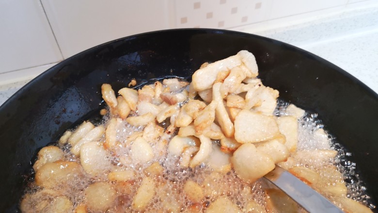 炼猪油(靠油),在油靠出的同时,注意猪肥膘的颜色和出油情况