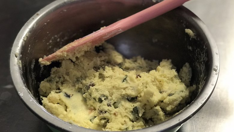 黄油饼干,筛入低粉拌匀,拌至无干粉状态,然后加入熟果仁碎拌匀。