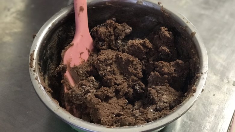 黄油饼干,可可口味的筛入10克可可粉拌匀,拌至无干粉状态,然后不加果仁加入洗净切碎的葡萄干拌匀。(注意葡萄干要切碎)