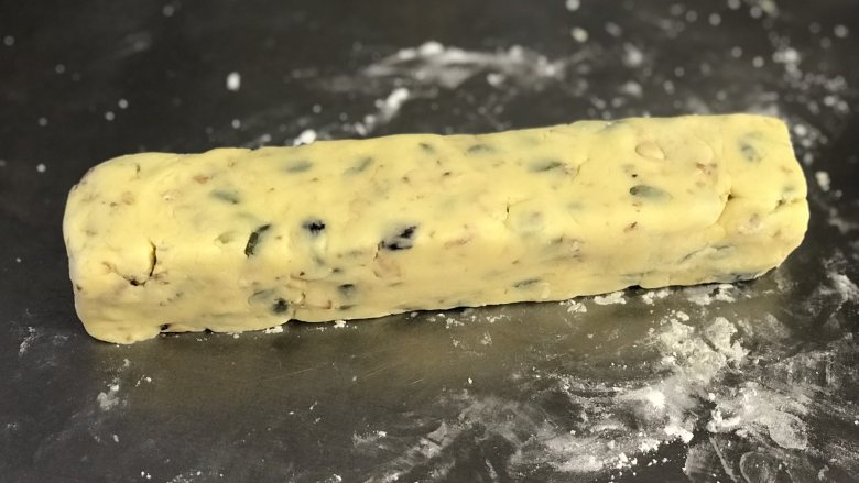 黄油饼干,将饼干面团整理成一个圆柱形然后放入饼干U型模具中压实(模具最好垫油纸,方便取出),没有模具的直接整形。塑形好的饼干条放入冷冻室冻硬,大概1小时-1个半小时。这是奶香原味的。