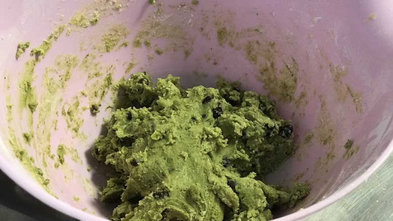 黄油饼干,抹茶口味的是再筛入5克抹茶粉拌匀,拌至无干粉状态,不加果仁然后加入蜜豆拌匀。