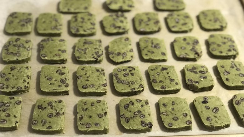 黄油饼干,然后分别切片,大概0.5cm厚度,摆在不粘烤盘上或者铺上油纸,摆放时注意隔开一定距离。