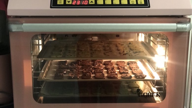 黄油饼干,烤箱提前预热170度,预热好后放在烤箱中层,上下火170度烤20分钟左右。(具体温度时间一定要根据自己烤箱调整);我用的是风炉145度23分钟。(风炉可以一次烤多层,平炉只能一次一层)