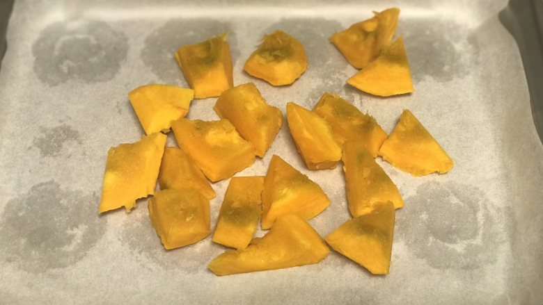 南瓜糯米包 ,南瓜去皮去瓤切小块儿,放在蒸锅上开火蒸10分钟或者放入蒸烤箱中选择纯蒸模式100度中层蒸烤15分钟。
