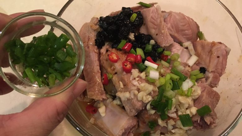 䜴汁排骨,配料除了葱绿之外,全部加入