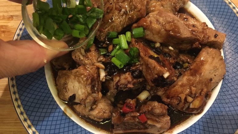 䜴汁排骨,换盘后撒上葱绿!完成!