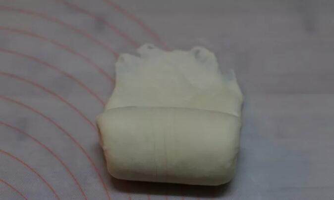 鲜奶高蛋白吐司,面团擀卷两次,成圆筒状(中间最好松弛15分钟左右)。