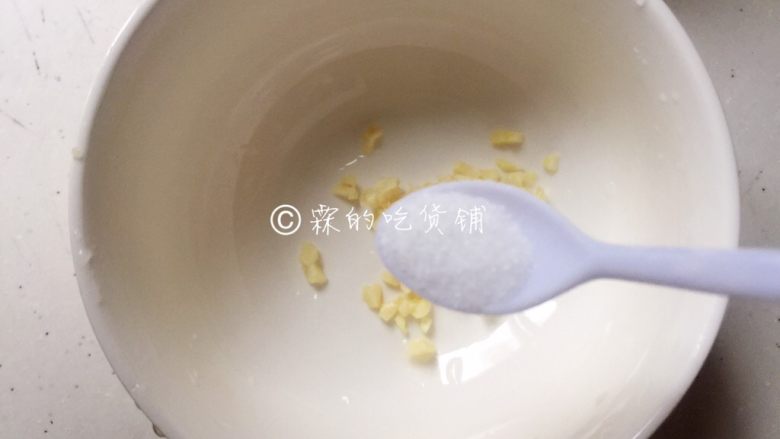 凉拌金针菇虫草花,调酱汁,蒜剁成末,然后加入小半勺盐。