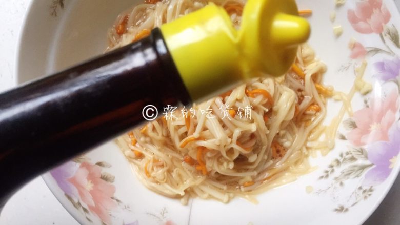 凉拌金针菇虫草花,家里有的话,还可以滴入几滴鲜味汁。